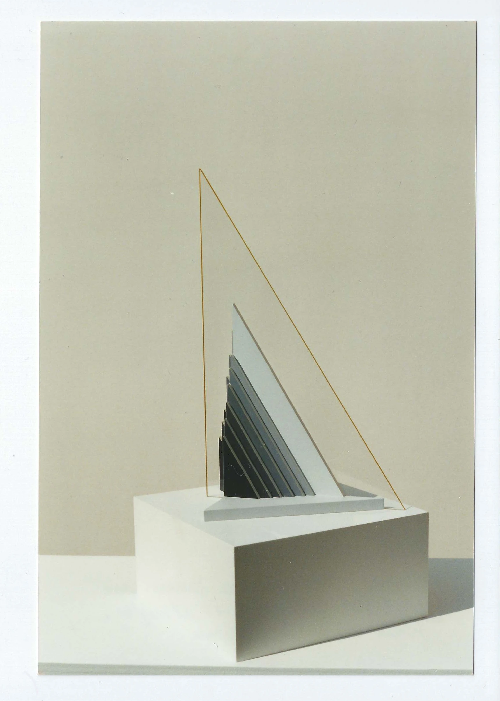 25 Volumes Triangulaires Gris Jaune Acrylique Sur Pvc Et Altuglass 32x21x12cm 1994